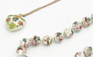 Tűzzománc gyöngy nyaklánc, h: 52 cm + tűzzománc szív medálos nyaklánc, h: 41 cm