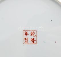 Kínai famille rose dísztányér, kézzel festett, jelzett, hibátlan, d: 26,5 cm