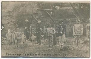 1914 Toronya, Toronany, Toruny, Torun (Máramaros); Osztrák-magyar katonák oroszbarát kémeket akasztanak / WWI Austro-Hungarian K.u.K. military, soldiers executing "Russophiles", death by hanging. photo (EB)