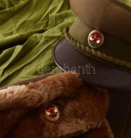 Magyar tiszti egyenruha, cca 1970: zubbony, kabát, ing, nadrág, téli és nyári sapka