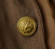 Magyar tiszti egyenruha, cca 1970: zubbony, kabát, ing, nadrág, téli és nyári sapka