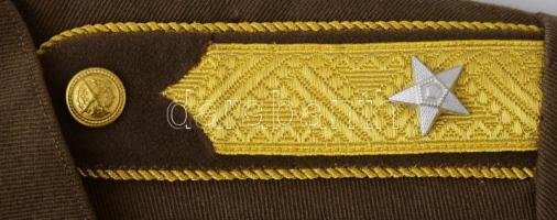 Magyar tiszti egyenruha, cca 1970: zubbony, kabát, ing, nadrág, téli és nyári sapka