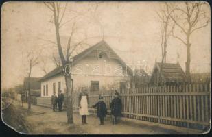 cca 1920-1930 Családi ház, a ház előtt iskolai levente sapkás fiúcskákkal, fotólap, Péczel, "Minerva Fényképészete", foltos, sérült, 9x14 cm