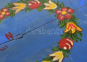 1939, Keresztelőláda. Festett fa, virágmintákkal és nemzeti színekkel festett, kulcs nélkül, tetején...