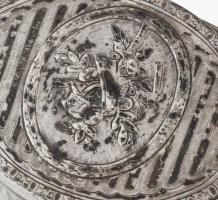 1768-1774, francia, Julien Alterre, feltehetően Párizs, ezüst (Ag) tubákos szelence. Jelzett, nettó:...