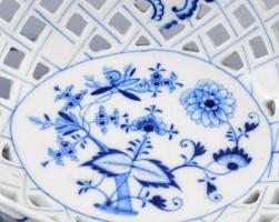 Meisseni áttört asztalközép. Máz alatti kék festéssel, benyomott jelzéssel, minimális kopással. 24x3...