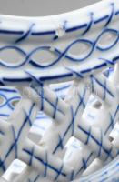 Meisseni áttört asztalközép. Máz alatti kék festéssel, benyomott jelzéssel, minimális kopással. 24x3...