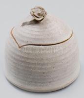 Vegyes bizsu és csont ékszerek kerámia dobozkában s: 12 cm