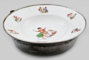 Porcelán, melegítős gyermek tányér. Matricás, kopással d: 21 cm