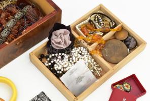 Egy doboznyi vegyes bizsu ékszer, benne borostyán is, néhány emlékérem, kitűzők, stb fa ládikában