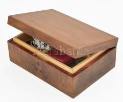 Egy doboznyi vegyes bizsu ékszer, benne borostyán is, néhány emlékérem, kitűzők, stb fa ládikában