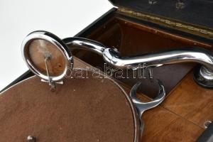 Radiola Luxus lejátszó, tartójában, felhúzóval, működik, hozzá tartozó cca 20-25 darab lemezzel, rit...