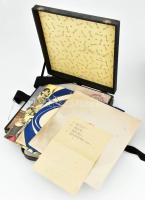 Radiola Luxus lejátszó, tartójában, felhúzóval, működik, hozzá tartozó cca 20-25 darab lemezzel, rit...