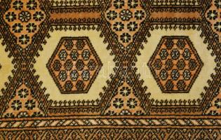 Pakisztáni gépi perzsa szőnyeg jó állapotban 95x210 cm