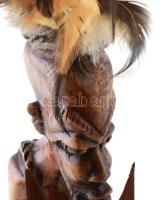 Impozáns nagy méretű faragott afrikai fa szobor. Lakkozott, toll díszítéssel 47 cm