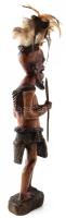 Impozáns nagy méretű faragott afrikai fa szobor. Lakkozott, toll díszítéssel 47 cm