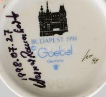 Goebel kerámia kisfiú dedikált (Werner Rauschert 1998) kézzel festett, jelzett, hibátlan 9 cm