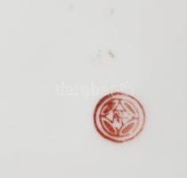 Madár mintás, kínai kézzel festett porcelán dísztányér. Jelzett. Mázrepedéssel, kopással. d: 21,5 cm