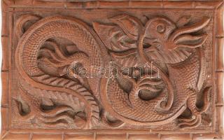 Antik, dúsan faragott, plasztikus sárkánymintás fadoboz, rejtett zárral. Az alsó panel elhúzásával n...