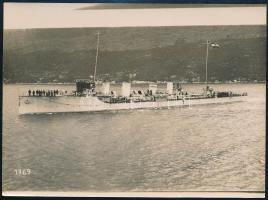 S.M.S. Orjen Ganz Danubius gyártású, Tátra osztályú osztrák-magyar romboló. Lassú sebességnél készült fotó egy másik hajóról. Feliratozott fotó 15x11 cm Szolgálati idő 1913-1937. /  Black-and-white original photograph taken from a passing ship. S.M.S. Orjen is sailing at low speed. The crew has lined up on her portside as the other vessel sails past. Clear photograph showing the ship's guns and superstructure in sharp detail. Displacement: 1,050 tons. Crew: 105 Length: 279.8 feet; beam: 25.6 feet. Speed: 32.6 knots 2 10-cm cal. 50 guns, fore and aft  6 7-cm cal. 45 guns, three on each side 1 machine gun 4 torpedo tubes, mounted in pairs, two on each side