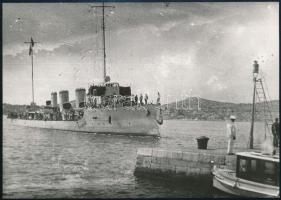 S.M.S. Triglav (II) 1917-ben József főherceggel a fedélzeten Modern nagyítású fotó. 18x13 cm /   Large black-and-white modern reproduction made from the original negative. S.M.S. Triglav II puts into a port on September 5, 1917. A notation on the back states that Archduke Josef was standing on deck.