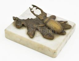 Antik bronz szarvasbogár tölgyfa levélen, márvány alapon. Az egyik rögzítő csavar hiányzik. Alap: 10x11 cm