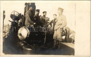 1917 SMS Ulan osztrák-magyar Huszár-osztályú rombolón eligazítás a legénység körében, matrózok / K.u.K. Kriegsmarine, Matrosen / Austro-HUngarian Navy mariners, topedo officer. photo