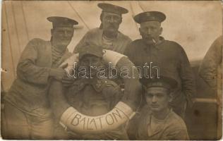 1916 Kotori Öböl, SMS Balaton az Osztrák-Magyar Haditengerészet Tátra-osztályú romboló matrózai és egy katona / K.u.K. Kriegsmarine Matrosen, Bocche di Cattaro / Austro-Hungarian Navy mariners and soldier. photo (fl)