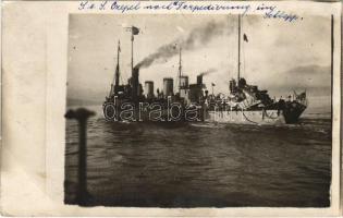 SMS CSEPEL Osztrák-Magyar Haditengerészet Tátra-osztályú rombolóját torpedó találat után bevontatják a Kotori dokkba / K.u.K. Kriegsmarine / WWI Austro-Hungarian Navy Tatra-class destroyer SMS Csepel being towed to Kotor after it was torpedoed. photo (EB)