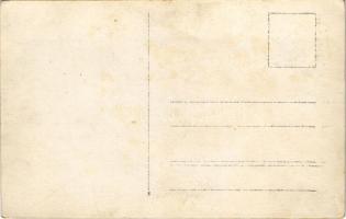 SMS CSEPEL Osztrák-Magyar Haditengerészet Tátra-osztályú rombolóját torpedó találat után bevontatják...