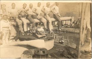 1917 SMS ORJEN Osztrák-magyar Haditengerészet Tátra osztályú romboló matrózai megnyargalják az első ágyút / K.u.K. Kriegsmarine Matrosen / Austro-Hungarian Navy destroyer SMS Orjen, mariners on the gun. photo (fl)