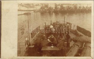 1914 Pola, SMS ORJEN Osztrák-magyar Haditengerészet Tátra osztályú romboló tisztjei kártyáznak a fedélzeten / K.u.K. Kriegsmarine Matrosen / Austro-Hungarian Navy destroyer SMS Triglav, officers playing card game on deck. photo