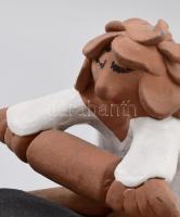 Sajdik Ferenc (1930-): Friss házasok. Karikírozó kerámia szobor fa talapzaton. Talapzaton jelezve: S...