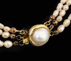 Háromsoros tenyésztett gyöngy nyaklánc, h: kb. 50 cm