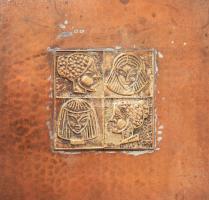 Iparművész réz doboz, női portré díszítéssel, kopással, 13x13 cm