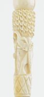 Faragott csont szipka, elefánt motívummal díszítve, h: 13 cm
