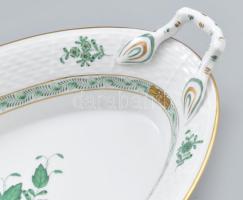 Herend zöld Apponyi mintás kínáló. Pereménél plasztikus, fonott mintát idéző díszítéssel, kézzel fes...