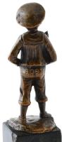 Julius Schmidt-Felling (1835-1920): Fiú virággal. Öntött patinázott bronz, jelzés nélkül, márvány ta...