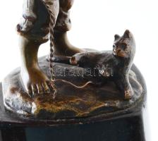 Julius Schmidt-Felling (1835-1920): Fiú macskával. Öntött patinázott bronz, jelzett, márvány talapza...