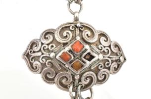 Ezüst(Ag) mongol nyakék, jelzés nélkül, hiányos, h: 60 cm, bruttó: 50,5 g