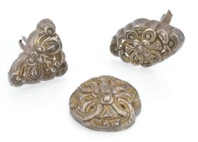 Ezüst(Ag) mongol nyeregdísz, 3 db, fém szerelékkel, jelzés nélkül, bruttó: 91,6 g