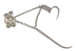 Ezüst(Ag) tradicionális mongol dohányzókészlet (hiányos), 2 db + 3 db dísz láncon, nettó: 159,8 g