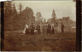 1903 Korond, Corund; Emlékül a krumpli sütéshez kirándulók csoportja / group of tourists. photo (b)