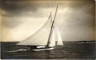 TRAMONTANA az Osztrák-Magyar Haditengerészeti vitorlása / K.u.K. Kriegsmarine, Von den Regatten des K. & k. Yacht-Geschwaders / Austro-Hungarian Navy cutter yacht. Phot. Alois Beer, F.W. Schrinner 1912.