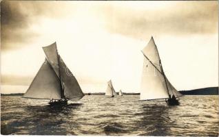 TRIPHON az Osztrák-Magyar Haditengerészeti vitorlása / K.u.K. Kriegsmarine, Von den Regatten des K. &amp; k. Yacht-Geschwaders / Austro-Hungarian Navy cutter yacht. Phot. Alois Beer, F.W. Schrinner 1912.