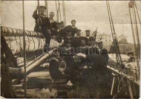 1915 Pola, SMS FREDA (ex Fleur de Lys) az Osztrák-Magyar Haditengerészeti vitorlás matrózai / K.u.K. Kriegsmarine Matrosen / Austro-Hungarian Navy mariners of SMS Freda. photo (vágott / cut)