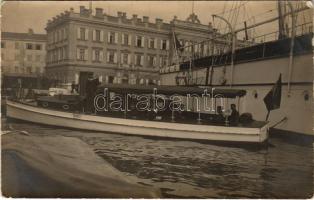 1916 Pola, Osztrák-Magyar Haditengerészeti gőzbárka matrózokkal az SMS LUSSIN mellett / K.u.K. Kriegsmarine Dampfbarke / Austro-Hungarian Navy steam barge with mariners. photo (fl)