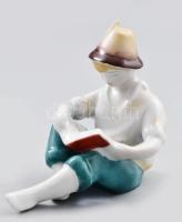 Hollóházi porcelán olvasó fiú, kézzel festett, jelzett, apró lepattanásokkal, m: 9 cm