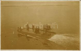 1918 Osztrák-Magyar Haditengerészeti Mikuletzky repülőmotorral felszerelt csónak matrózokkal / K.u.K. Kriegsmarine Gleitboot / Austro-Hungarian Navy airboat with mariners. photo (fl)