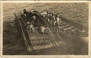 Osztrák-Magyar Haditengerészeti kísérleti siklóhajó matrózokkal / K.u.K. Kriegsmarine / Austro-Hungarian Navy Experimental Glider Boat, mariners. photo (fa)